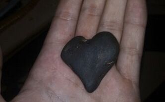 камен во форма на срце како талисман на среќа