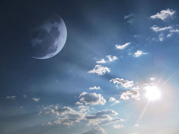 За чистење на амајлија се користи енергијата на Месечината и Сонцето
