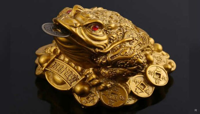 крастава жаба со паричка за да привлече пари